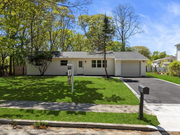108 Avenue B , Holbrook, NY 11741