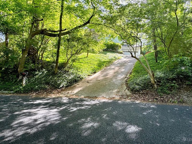 7034 Bridges Road, Anderson Twp, OH 45230 Photo 2