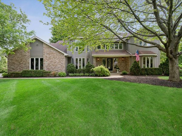 2 Fenview Court , Oakwood Hills, IL 60013