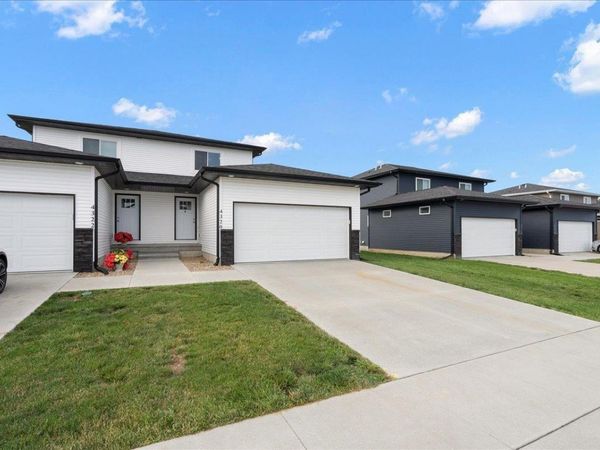 4332 S Mourning Dove Drive, Waterloo, IA 50702