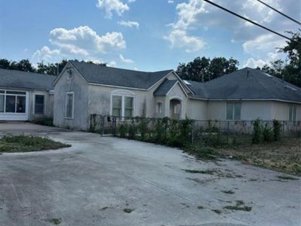 125 W Second Street , Rhome, TX 76078