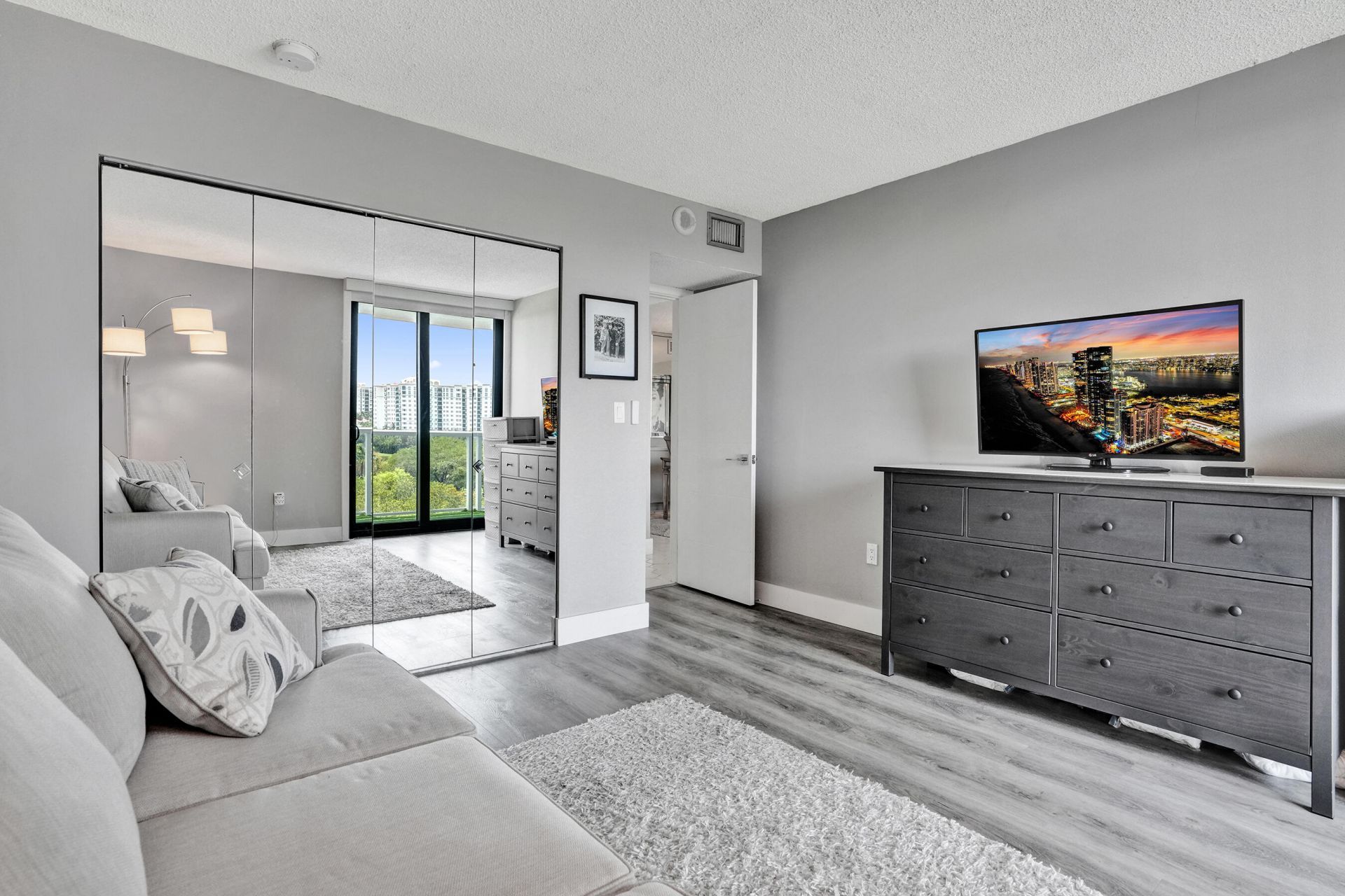 3701 N Country Club Drive, Unit 605, Aventura, FL 33180 Photo