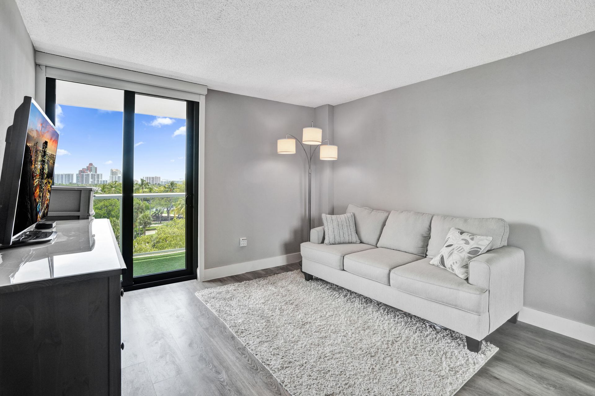 3701 N Country Club Drive, Unit 605, Aventura, FL 33180 Photo