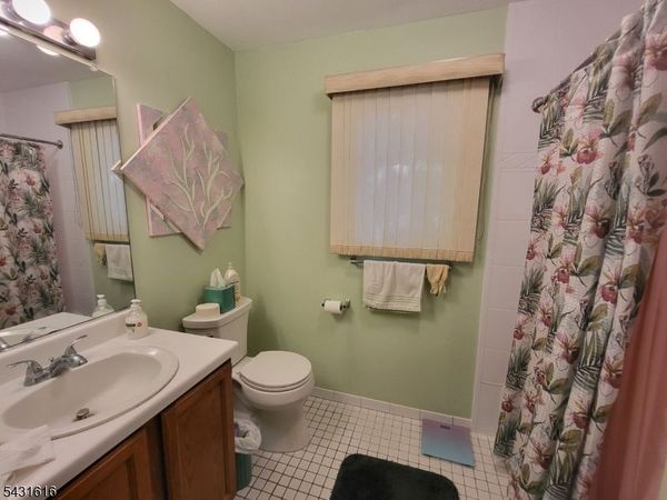 2 Grand Ave, Hawthorne, NJ 07506