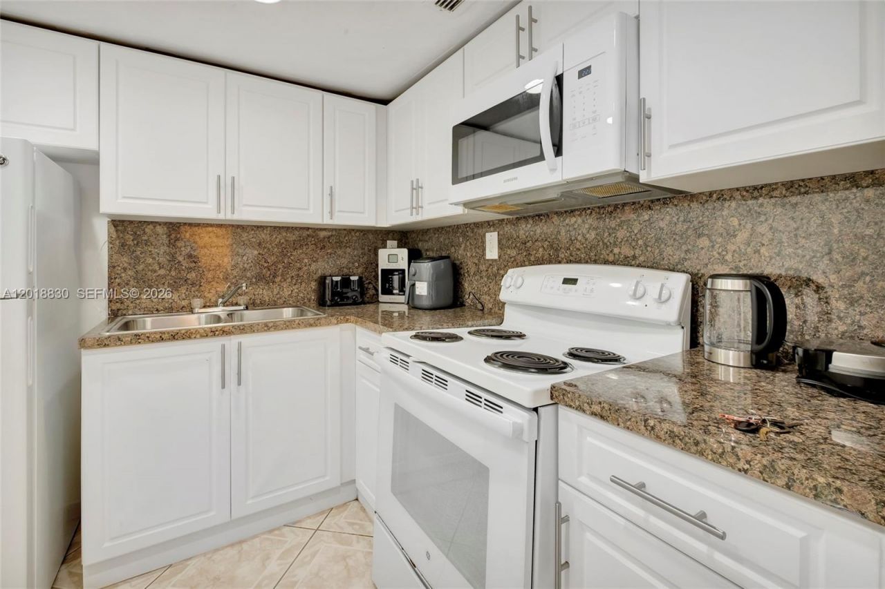 5401 Collins Ave, Unit 1126, Miami Beach, FL 33140 Photo
