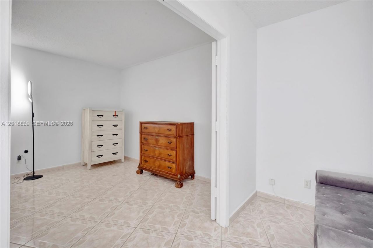 5401 Collins Ave, Unit 1126, Miami Beach, FL 33140 Photo