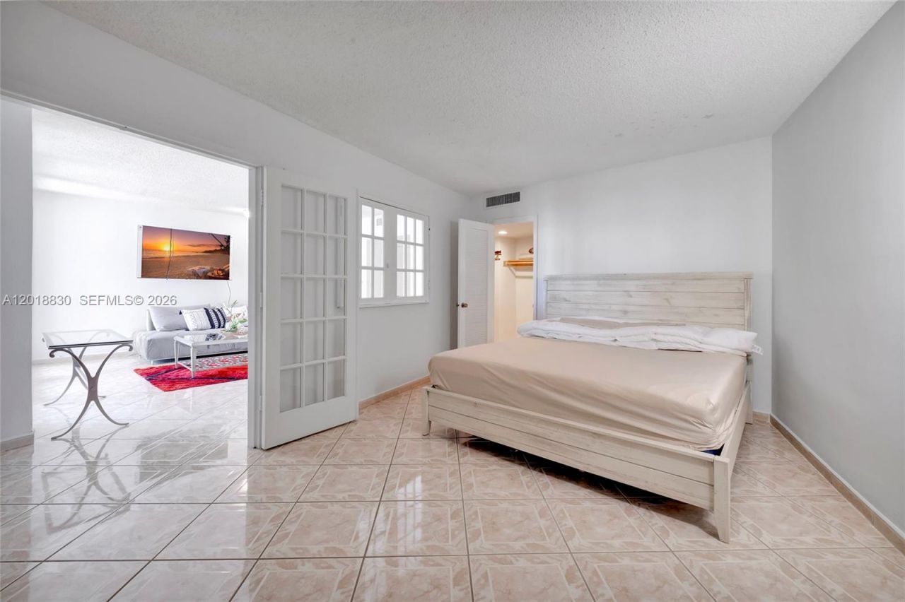 5401 Collins Ave, Unit 1126, Miami Beach, FL 33140 Photo