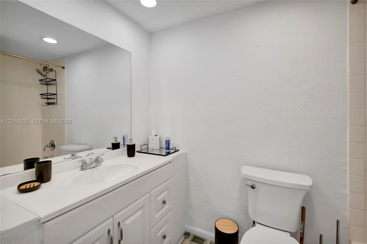 5401 Collins Ave, Unit 1126, Miami Beach, FL 33140 Photo