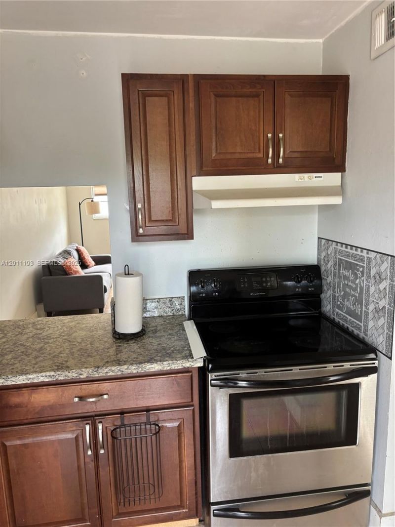 211 NE 8th Ave , Unit 201, Hallandale Beach, FL 33009 Photo