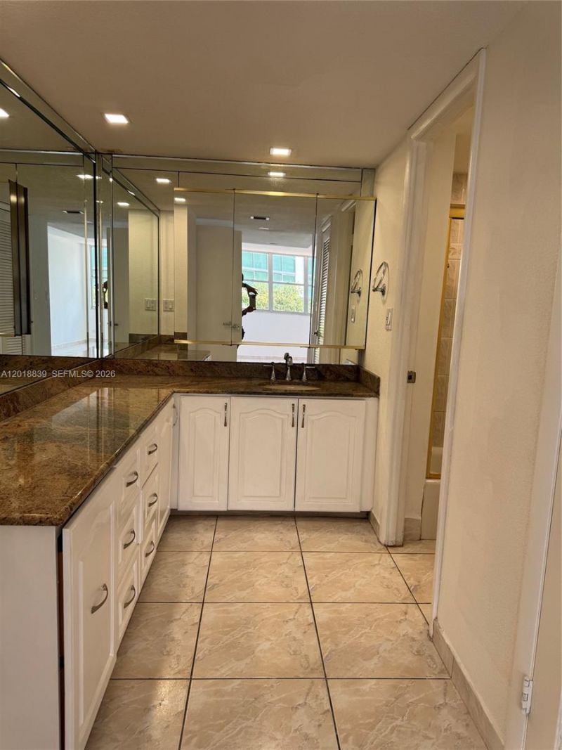 6039 Collins Av, Unit 537, Miami Beach, FL 33140 Photo