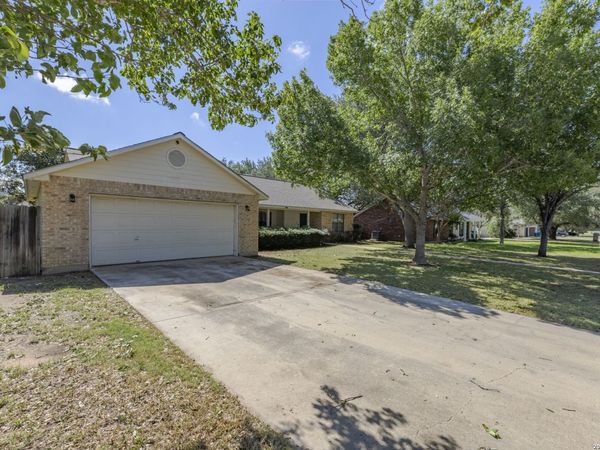 126 WOODLAND DR, Pleasanton, TX 78064