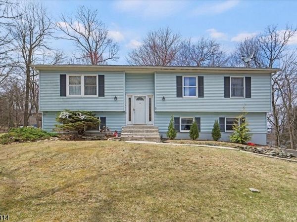3 Cold Spring Dr, Vernon, NJ 07422