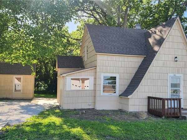 202 S Metcalf Road, Louisburg, KS 66053