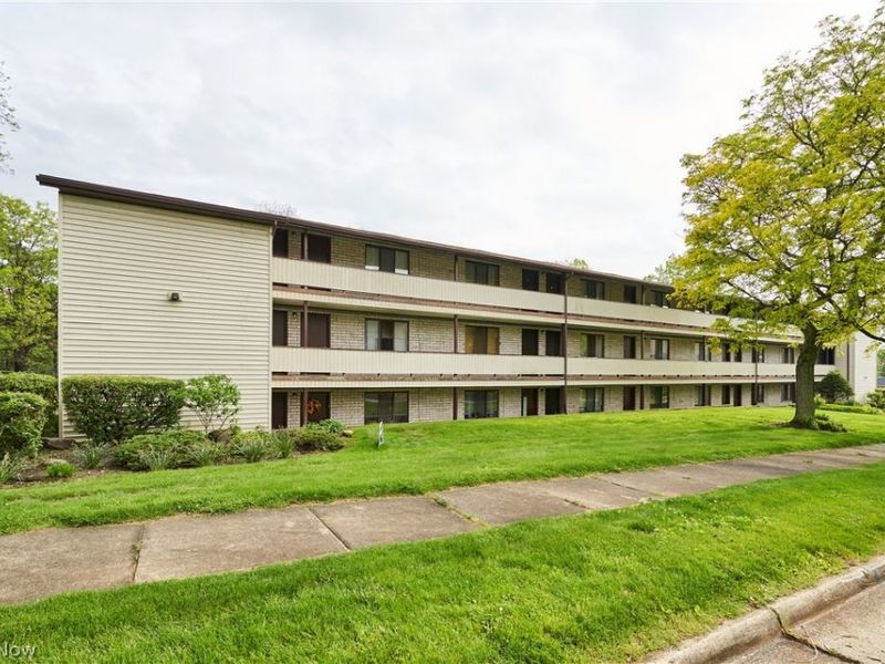 888 Rosamond Avenue, Akron, OH 44307 Photo 2