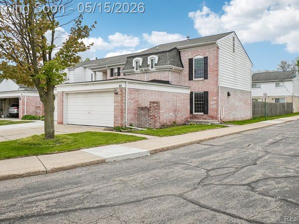 44 Stratford Lane, Rochester Hills, MI 48309
