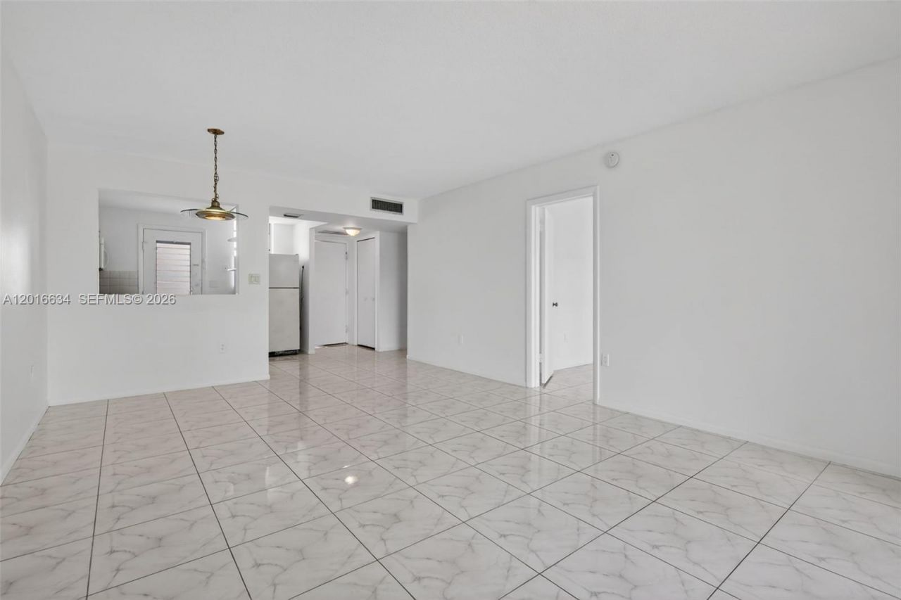 2905 Point East Dr , Unit L311, Aventura, FL 33160 Photo