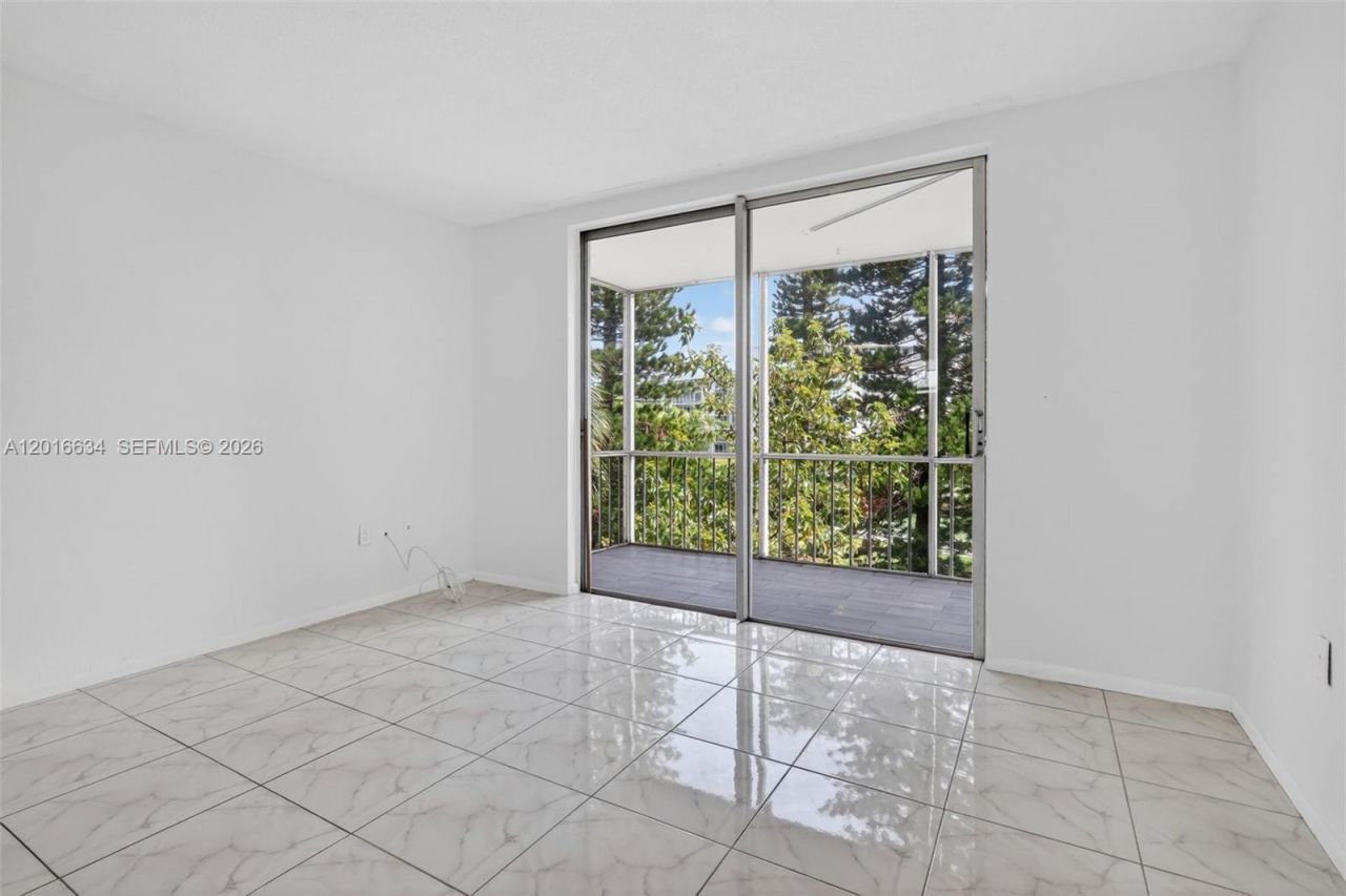 2905 Point East Dr , Unit L311, Aventura, FL 33160 Photo