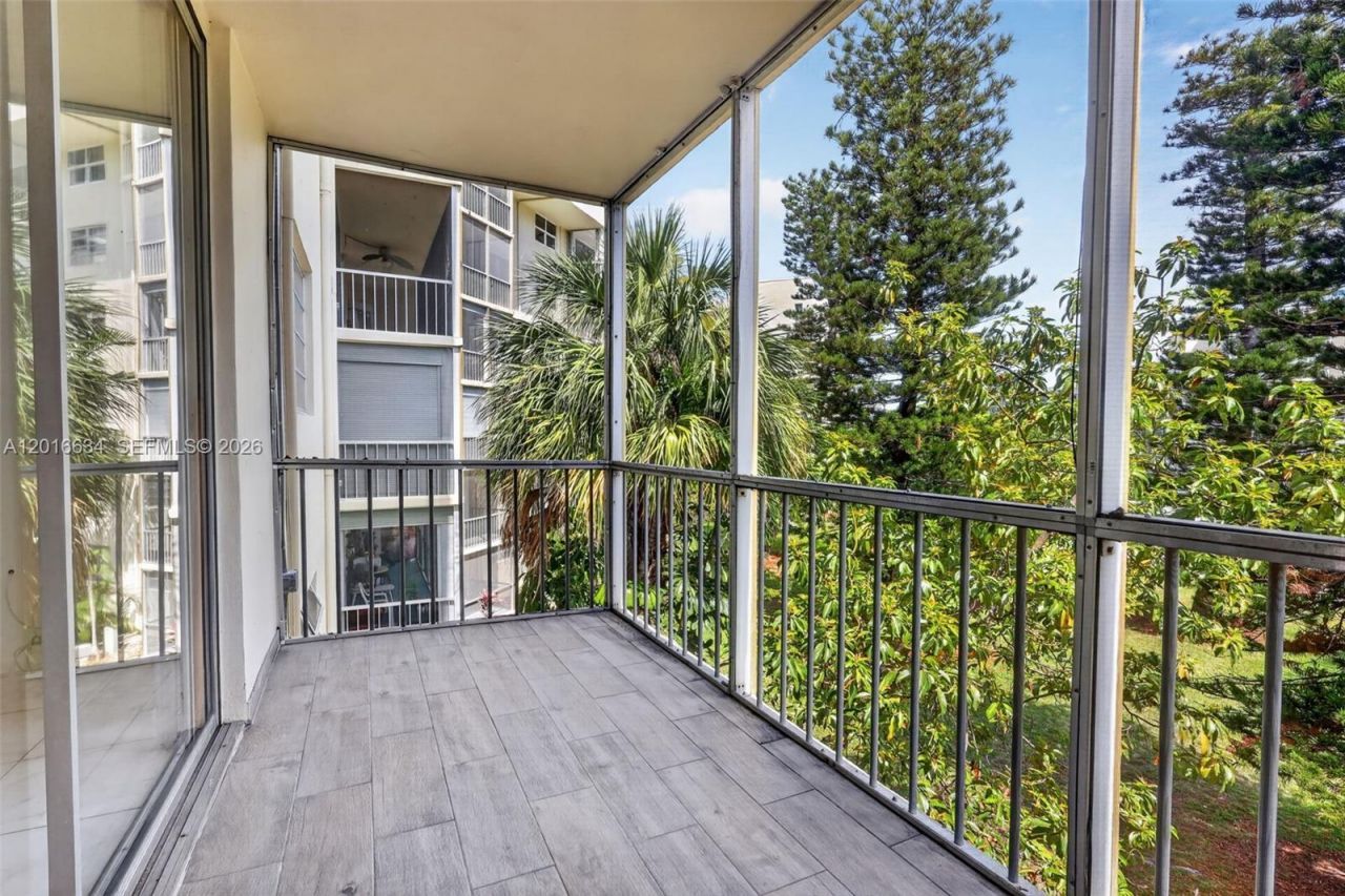 2905 Point East Dr , Unit L311, Aventura, FL 33160 Photo