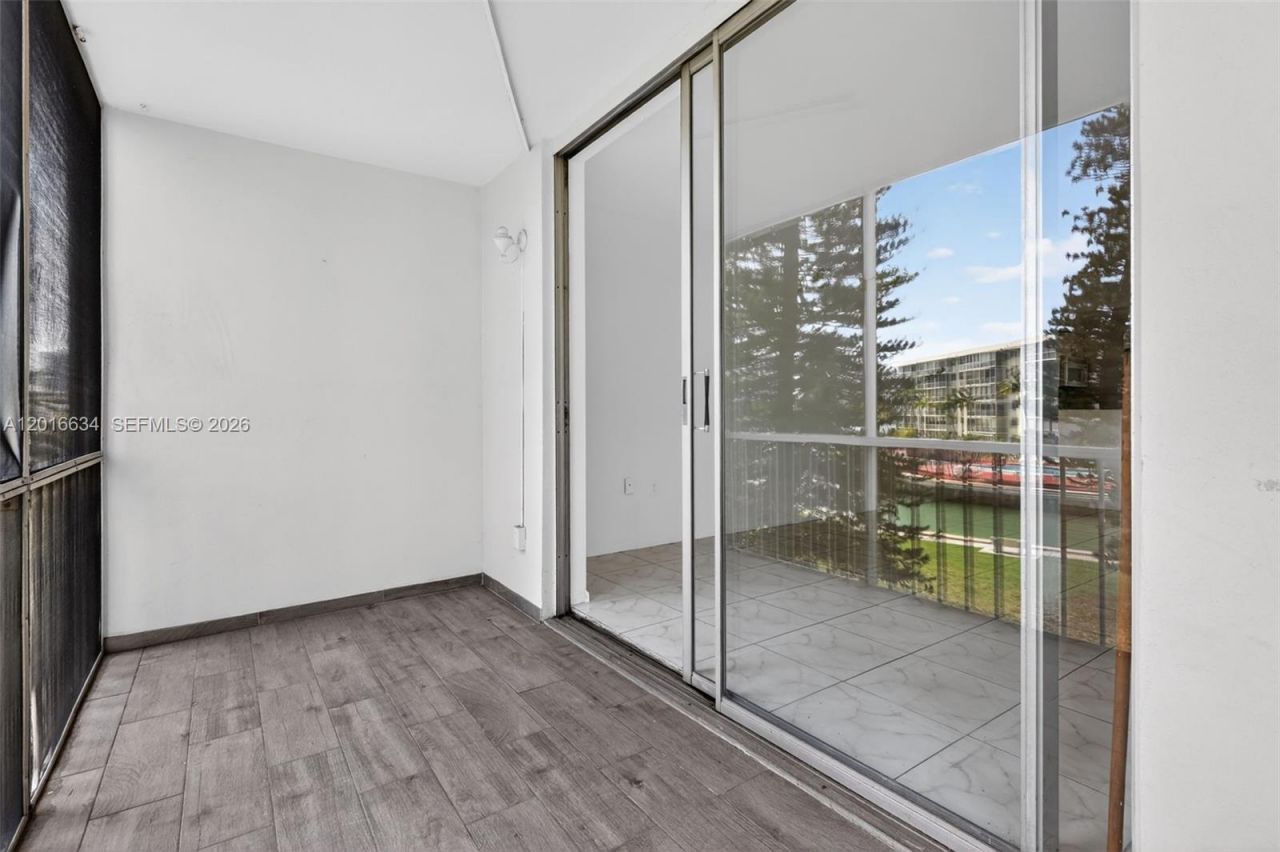 2905 Point East Dr , Unit L311, Aventura, FL 33160 Photo