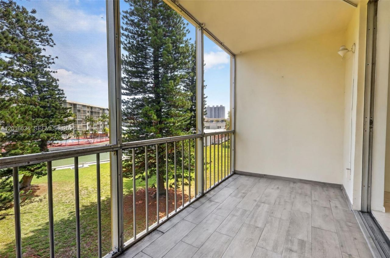 2905 Point East Dr , Unit L311, Aventura, FL 33160 Photo