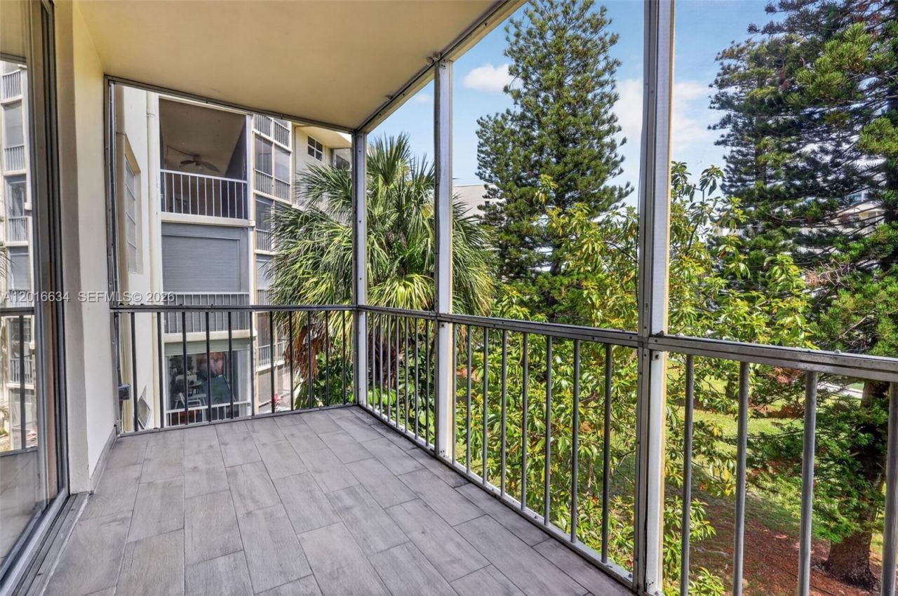 2905 Point East Dr , Unit L311, Aventura, FL 33160 Photo