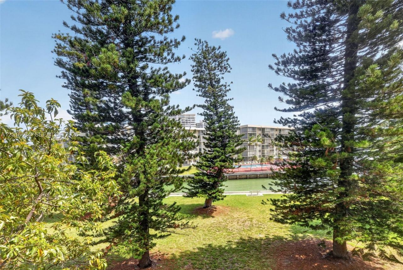 2905 Point East Dr , Unit L311, Aventura, FL 33160 Photo
