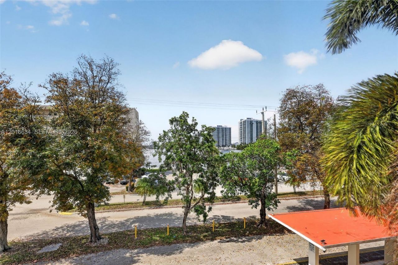 2905 Point East Dr , Unit L311, Aventura, FL 33160 Photo