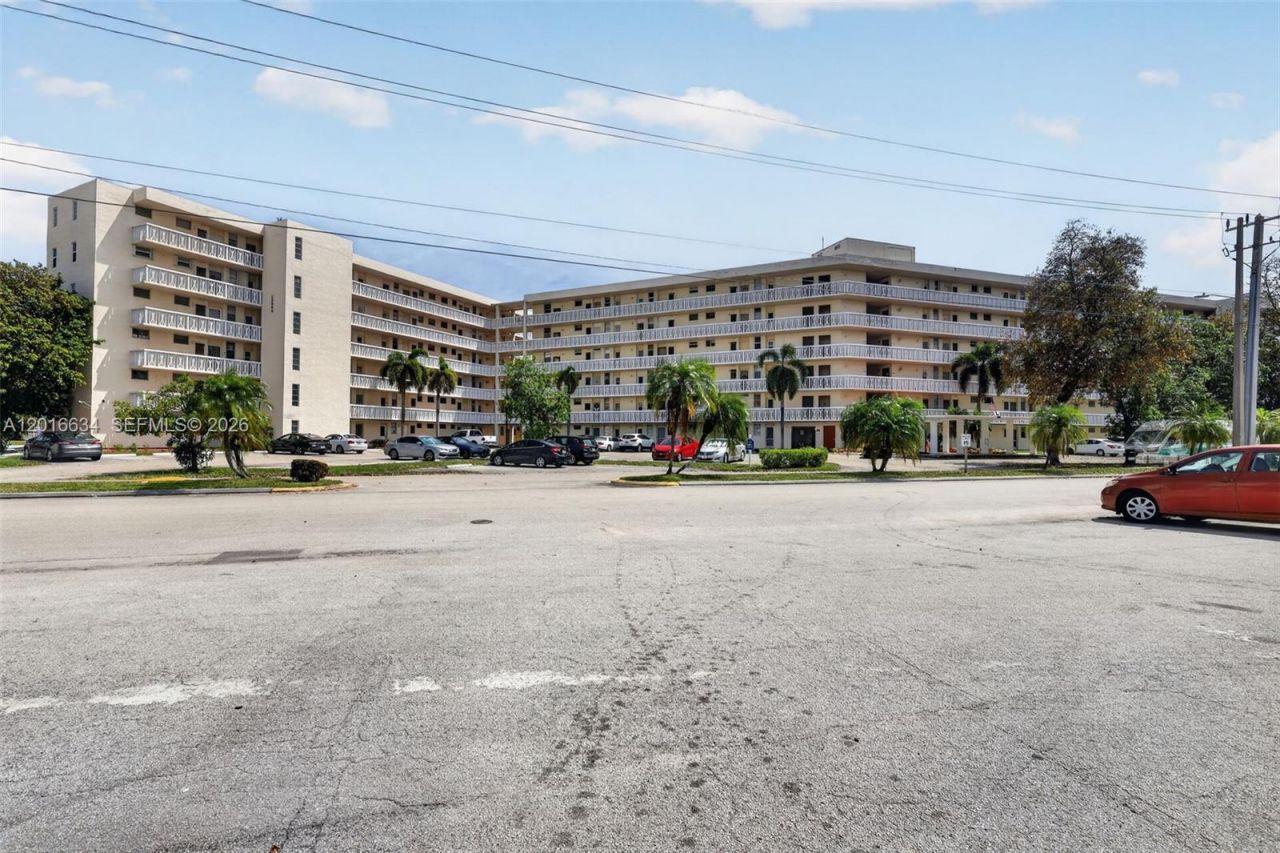 2905 Point East Dr , Unit L311, Aventura, FL 33160 Photo