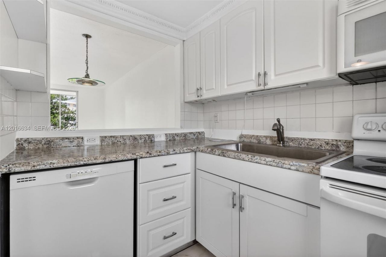 2905 Point East Dr , Unit L311, Aventura, FL 33160 Photo