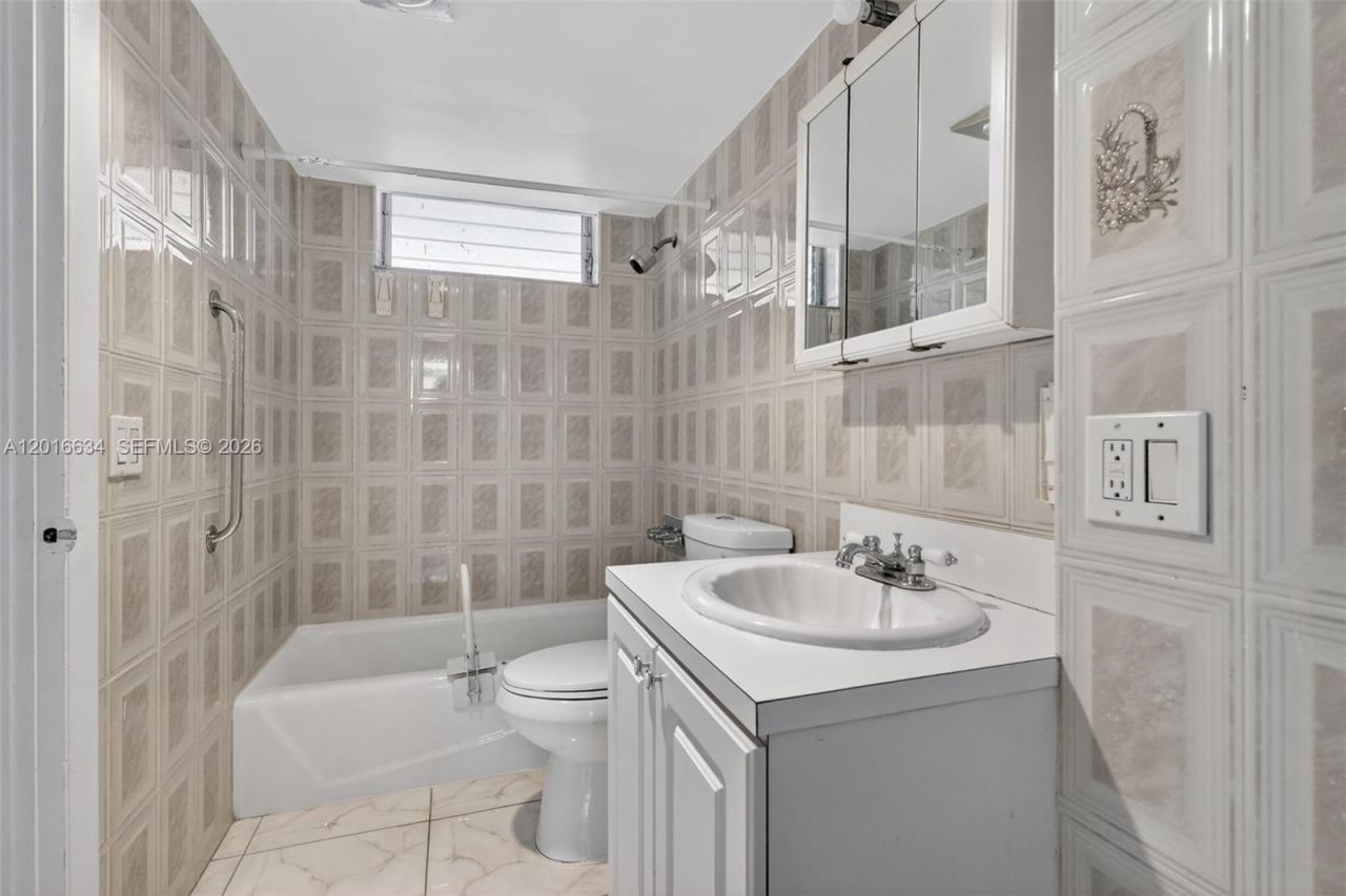 2905 Point East Dr , Unit L311, Aventura, FL 33160 Photo