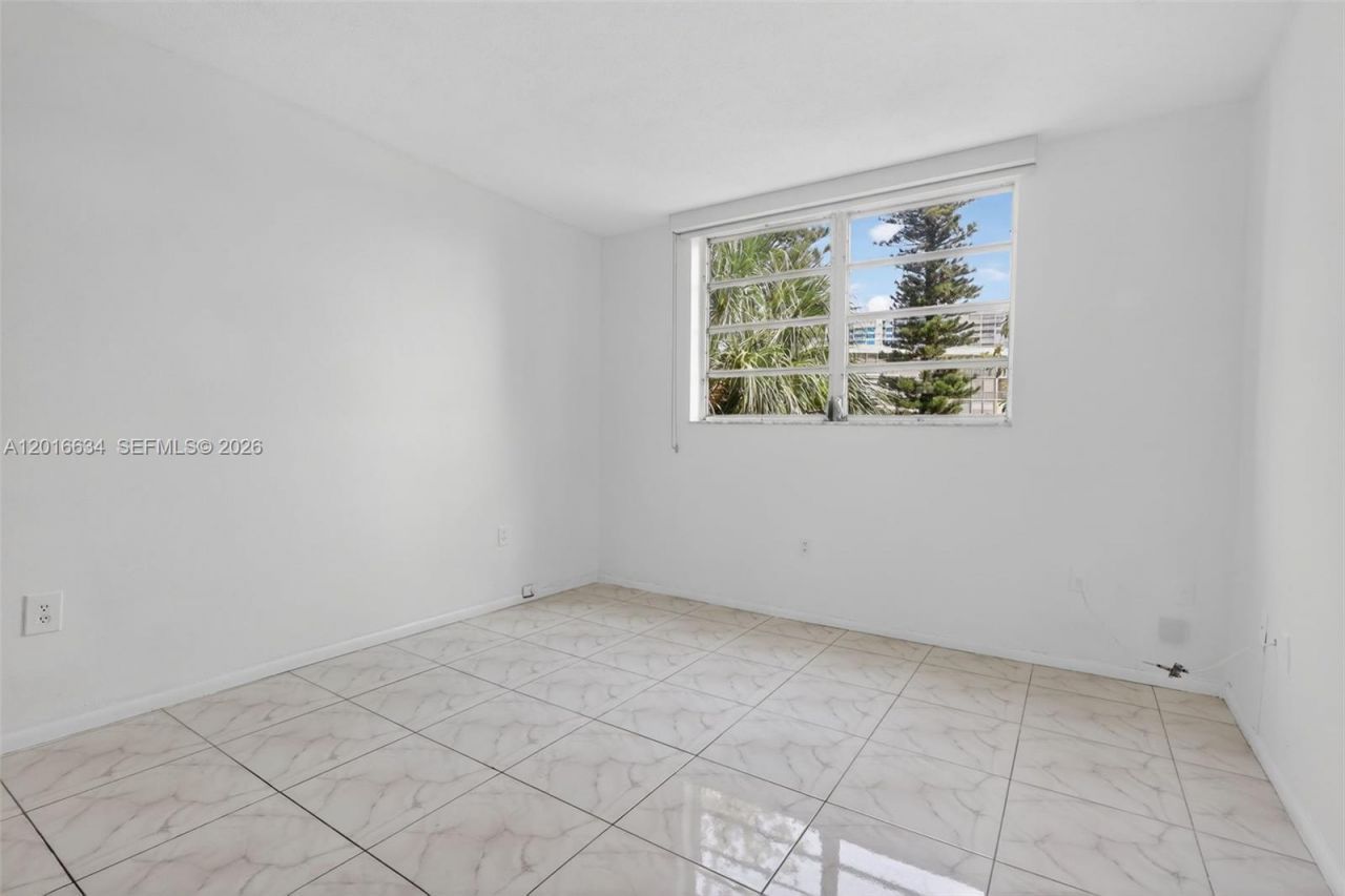 2905 Point East Dr , Unit L311, Aventura, FL 33160 Photo