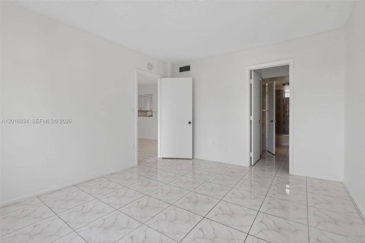2905 Point East Dr , Unit L311, Aventura, FL 33160 Photo