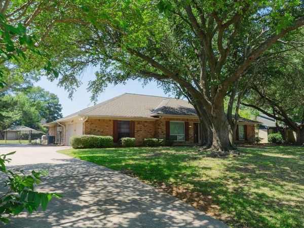 1700 Wimbleton Drive, Bedford, TX 76021
