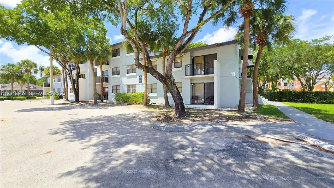 7115 NW 179th St, Unit 106, Hialeah, FL 33015 Photo