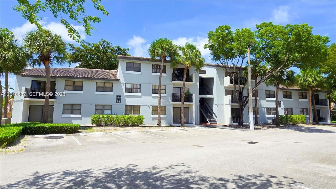 7115 NW 179th St, Unit 106, Hialeah, FL 33015 Photo