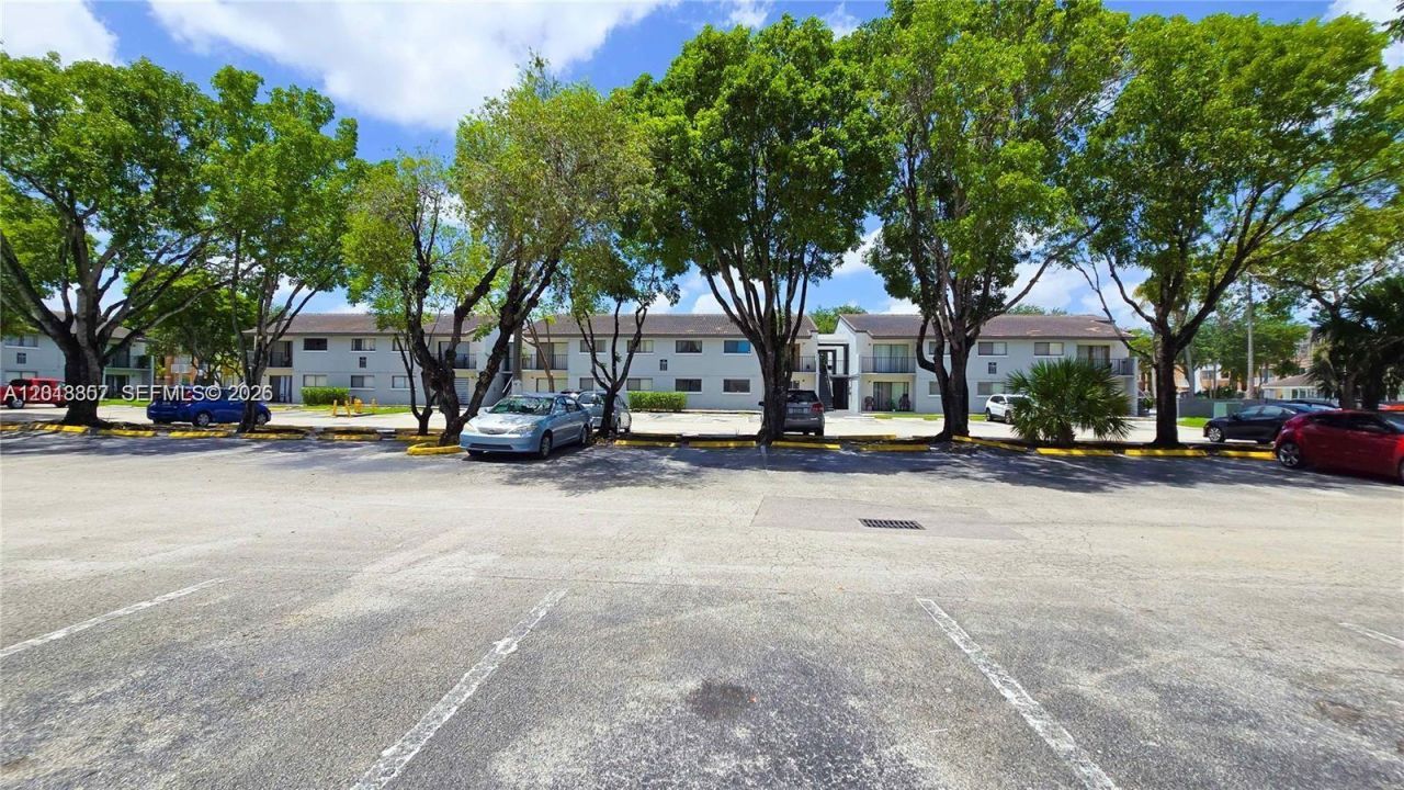 7115 NW 179th St, Unit 106, Hialeah, FL 33015 Photo
