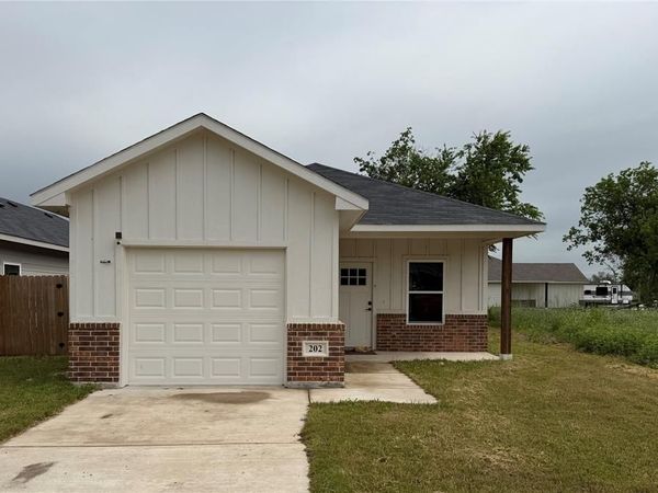 202 E Henderson Street , Itasca, TX 76055