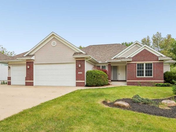 1070 Forest Edge Dr, Coralville, IA 52241
