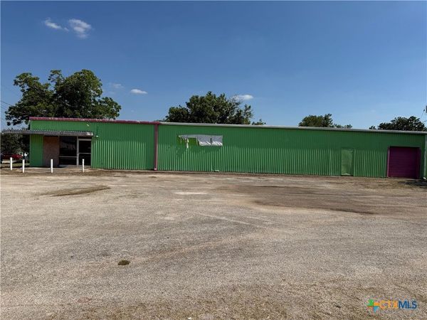 201 W 2nd Avenue , Nixon, TX 78140