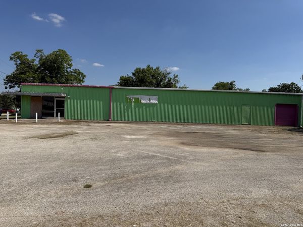 201 W 2ND AVE, Nixon, TX 78140