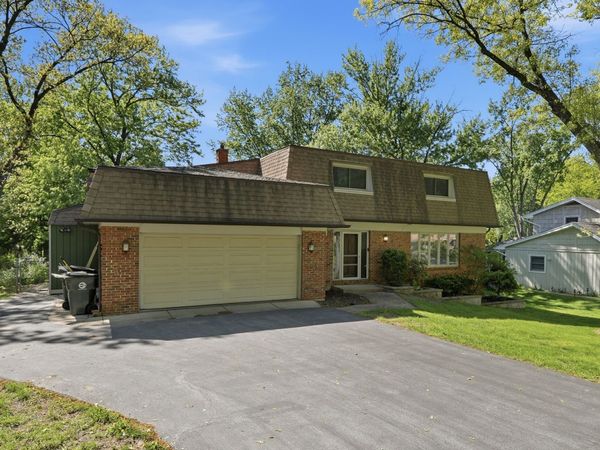10S324 E Hampshire Lane , Willowbrook, IL 60527