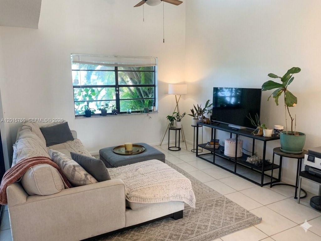 341 Ives Dairy Rd , Unit 341-06, Miami, FL 33179 Photo