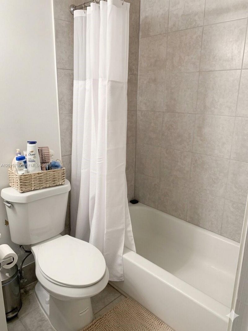 341 Ives Dairy Rd , Unit 341-06, Miami, FL 33179 Photo