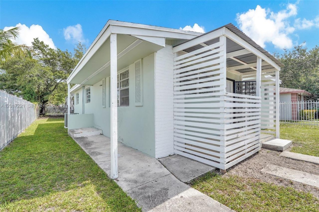 1375 NW 77th St , Miami, FL 33147 Photo