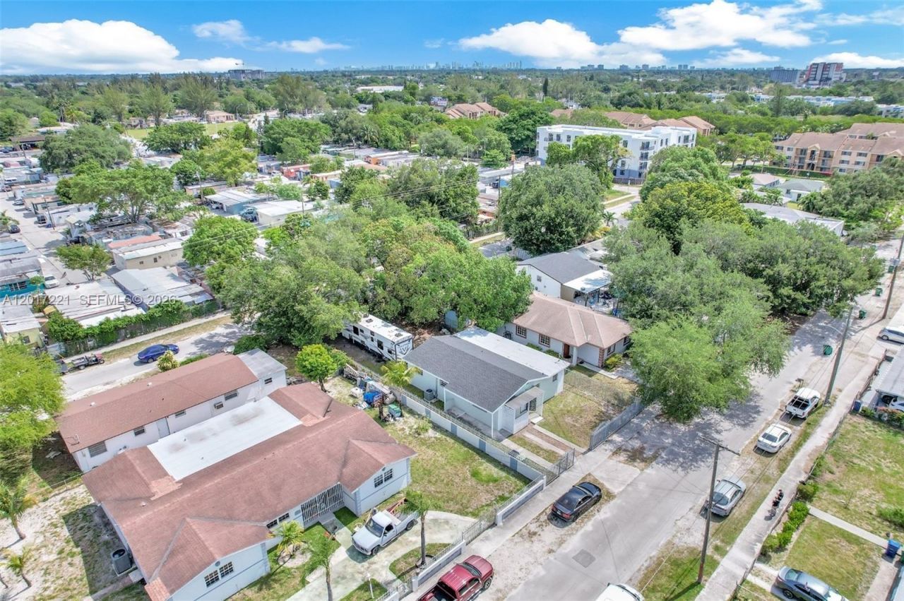 1375 NW 77th St , Miami, FL 33147 Photo