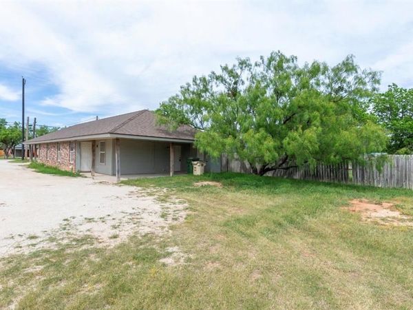 138 Nolan , Unit B, Tye, TX 79563