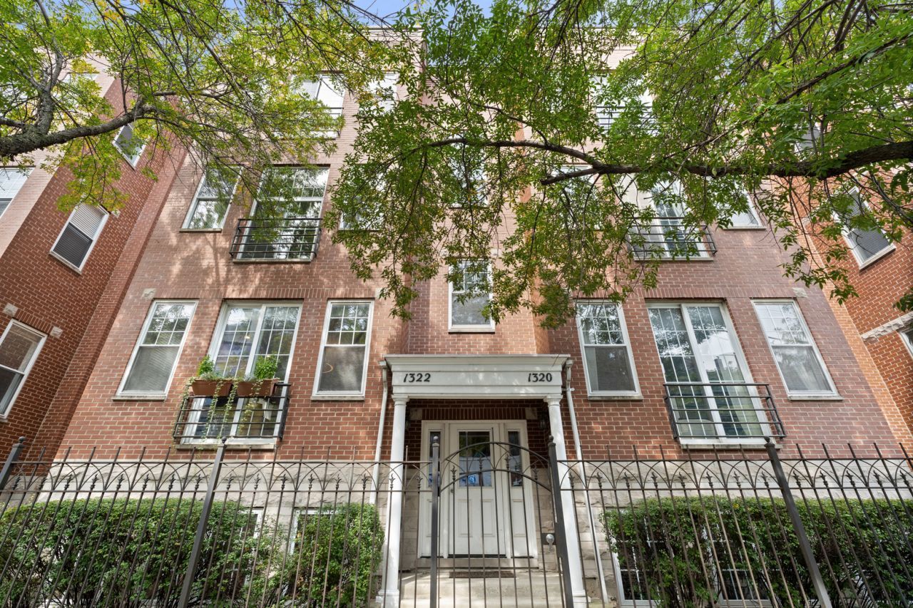 1322 W Belmont Avenue, Unit 1W, Chicago, IL 60657 Main Photo