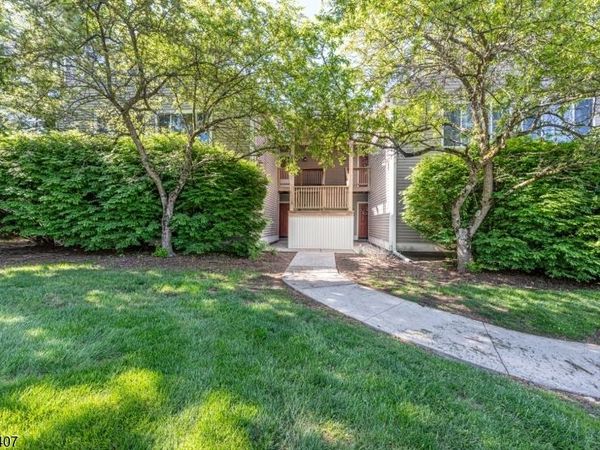 14 Falcon Ridge Way, Hamburg, NJ 07419