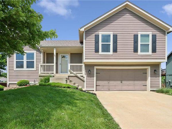 1004 E Pumpkin Ridge Street, Gardner, KS 66030
