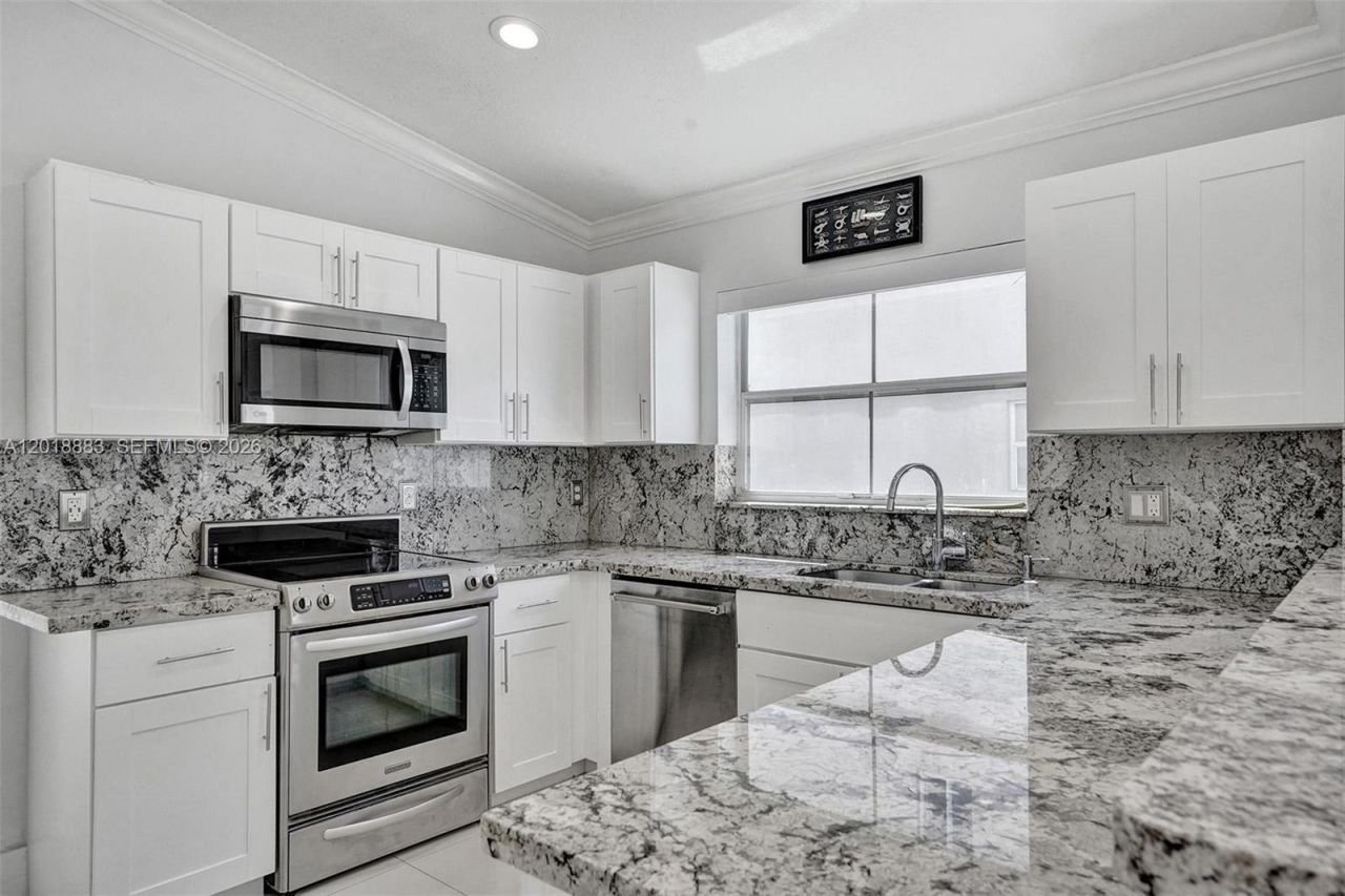 2266 NW 208th Ter , Pembroke Pines, FL 33029 Photo